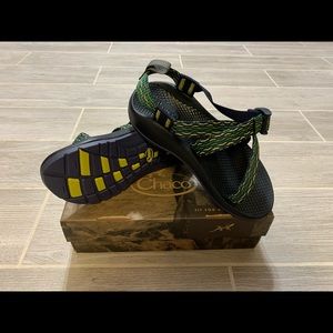 BRAND NEW Boys Chocos Size 5